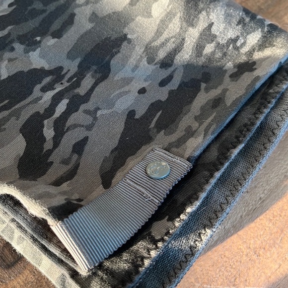 Lululemon Camo Vinyasa Scarf - Picture 4 of 7